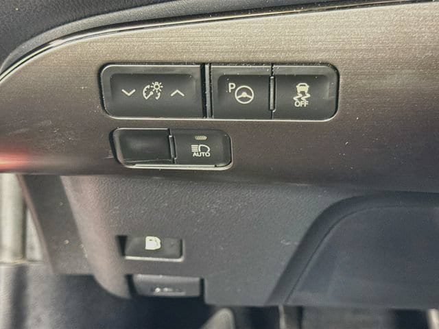 Certified 2021 Toyota Prius FWD image 11