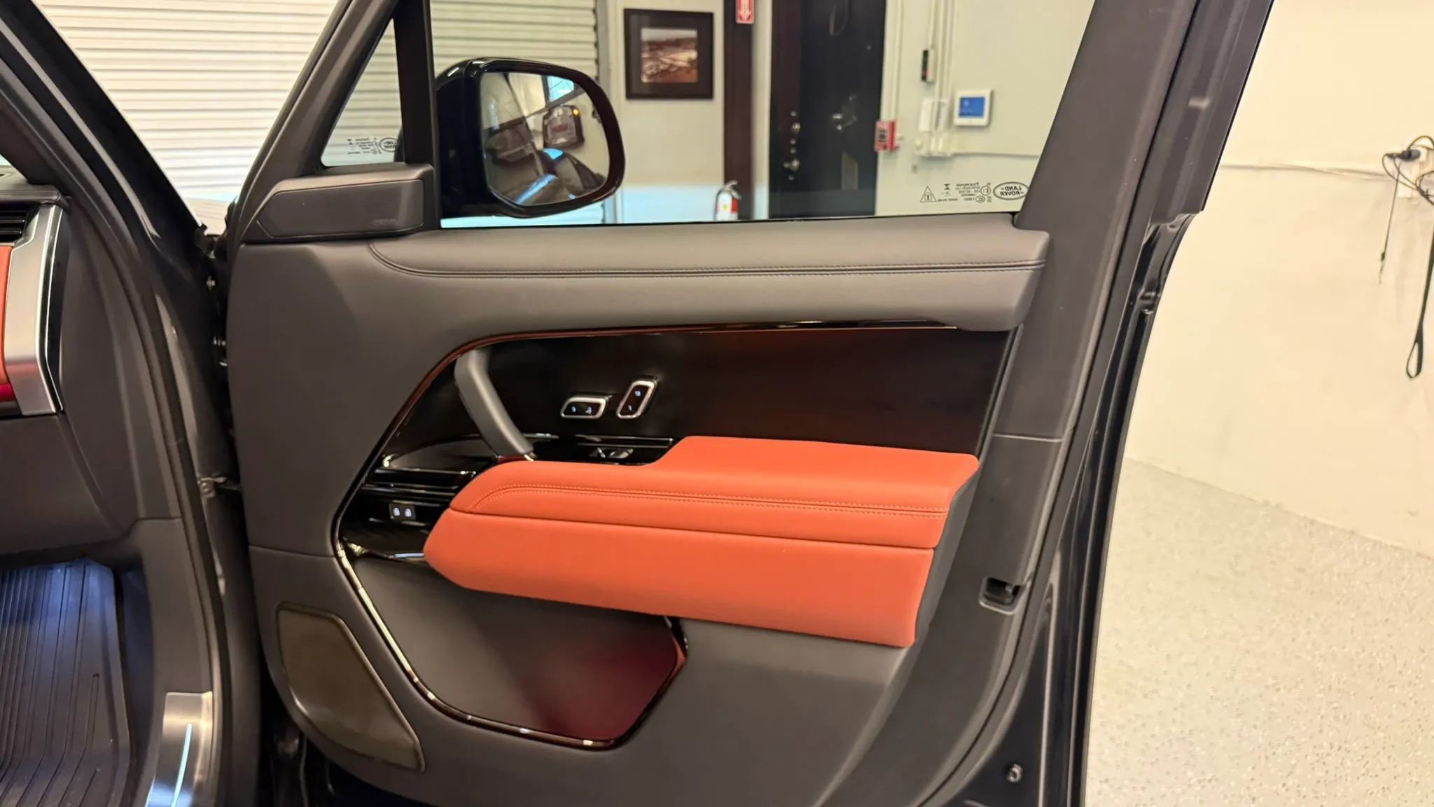 Used 2025 Land Rover Range Rover SV AWD/4WD image 36
