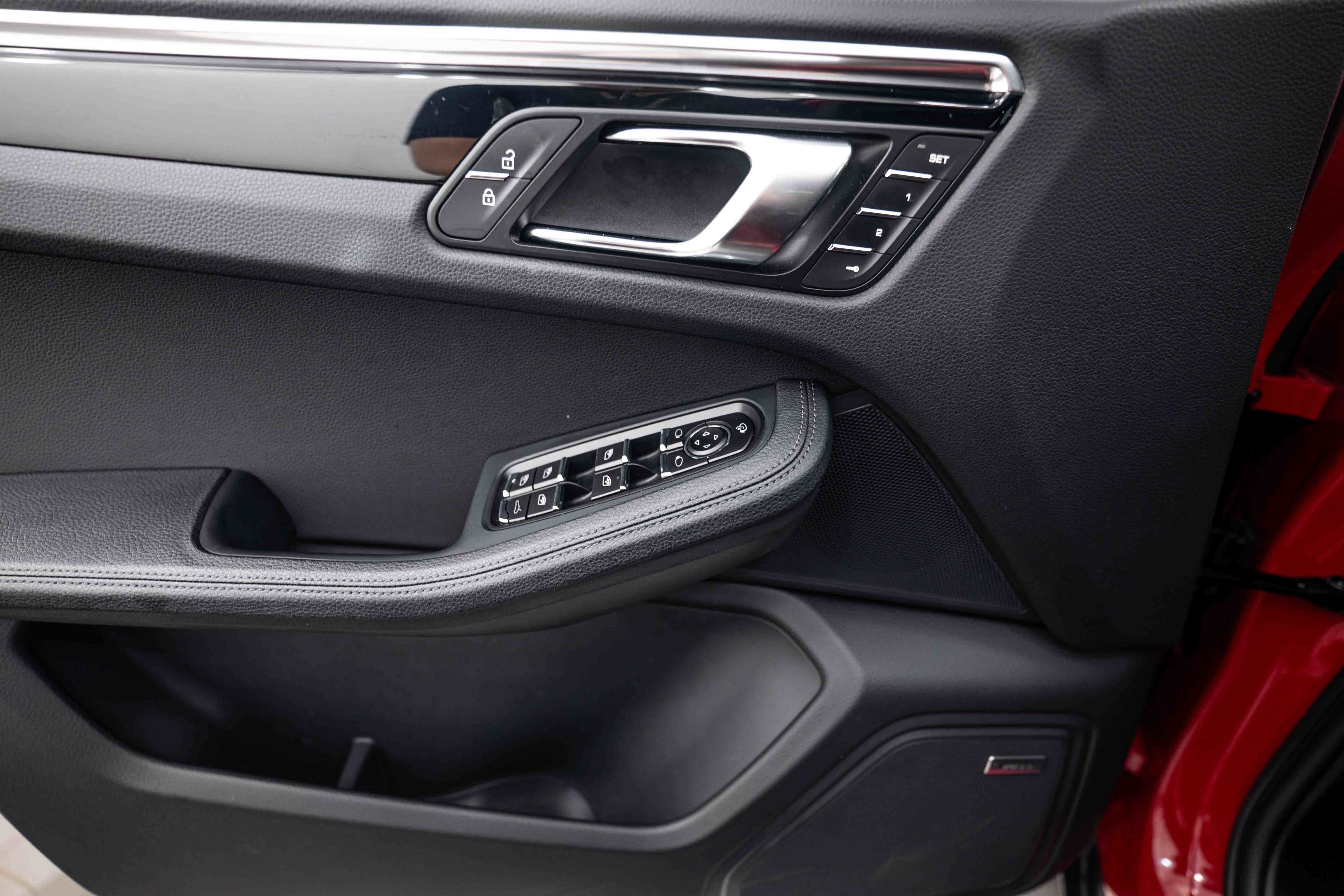 Certified 2026 Porsche Macan AWD/4WD image 19