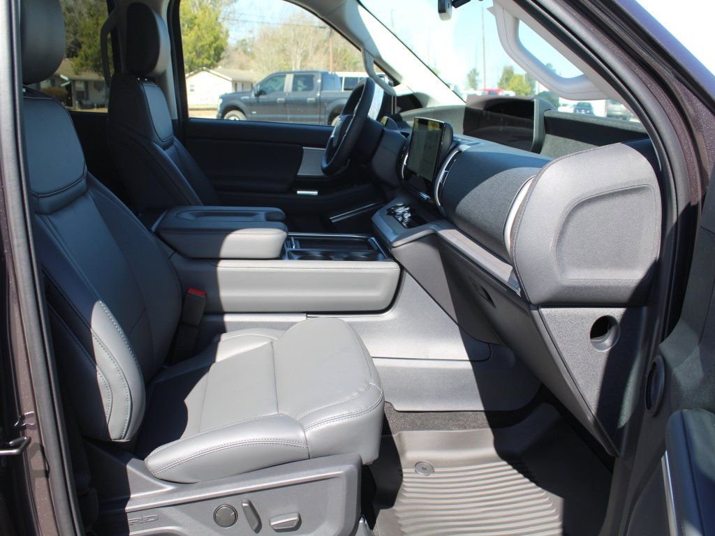 New 2026 Ford Expedition Active image 18