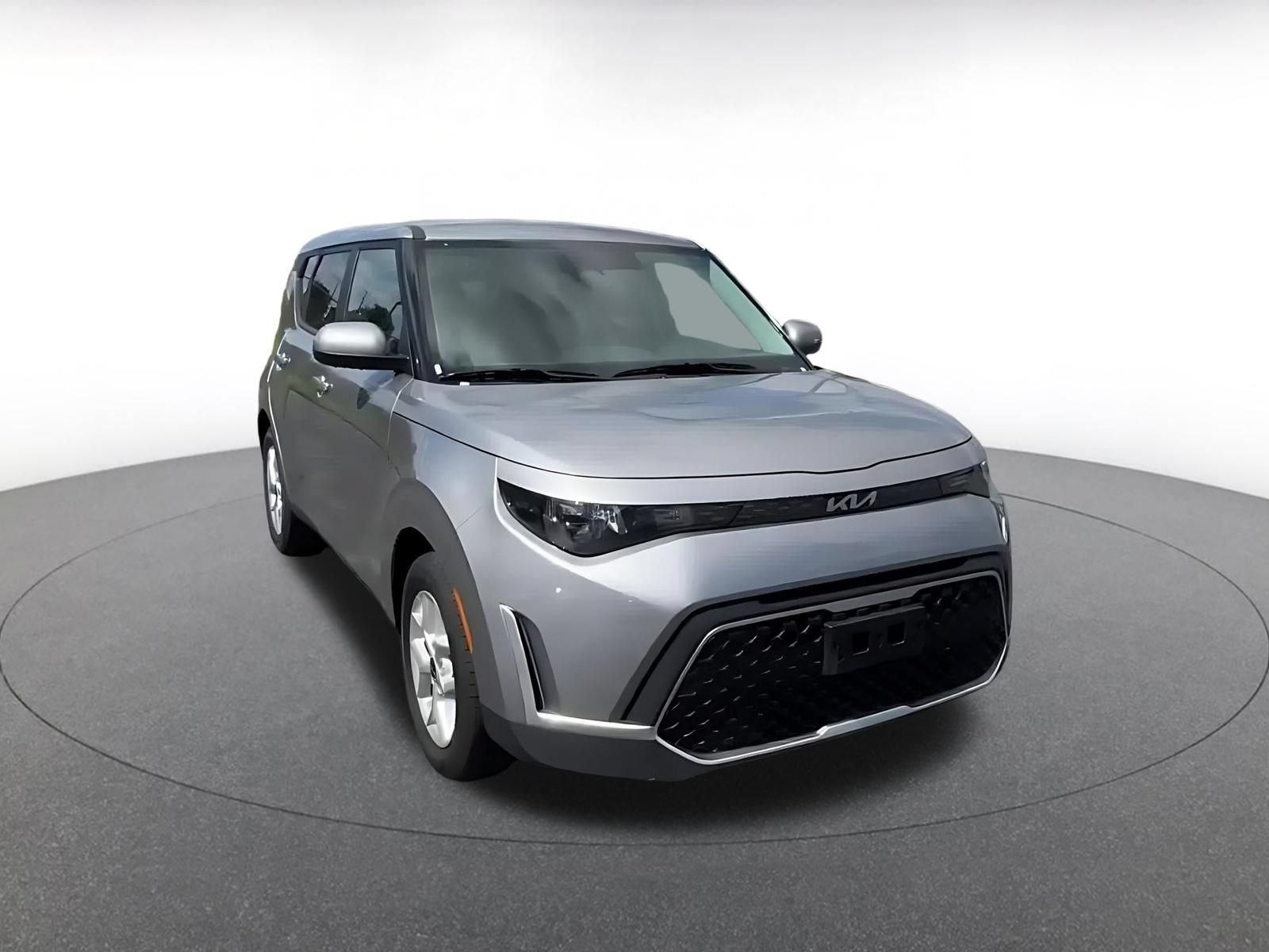 Used 2025 Kia Soul LX w/ LX Technology Package FWD image 3