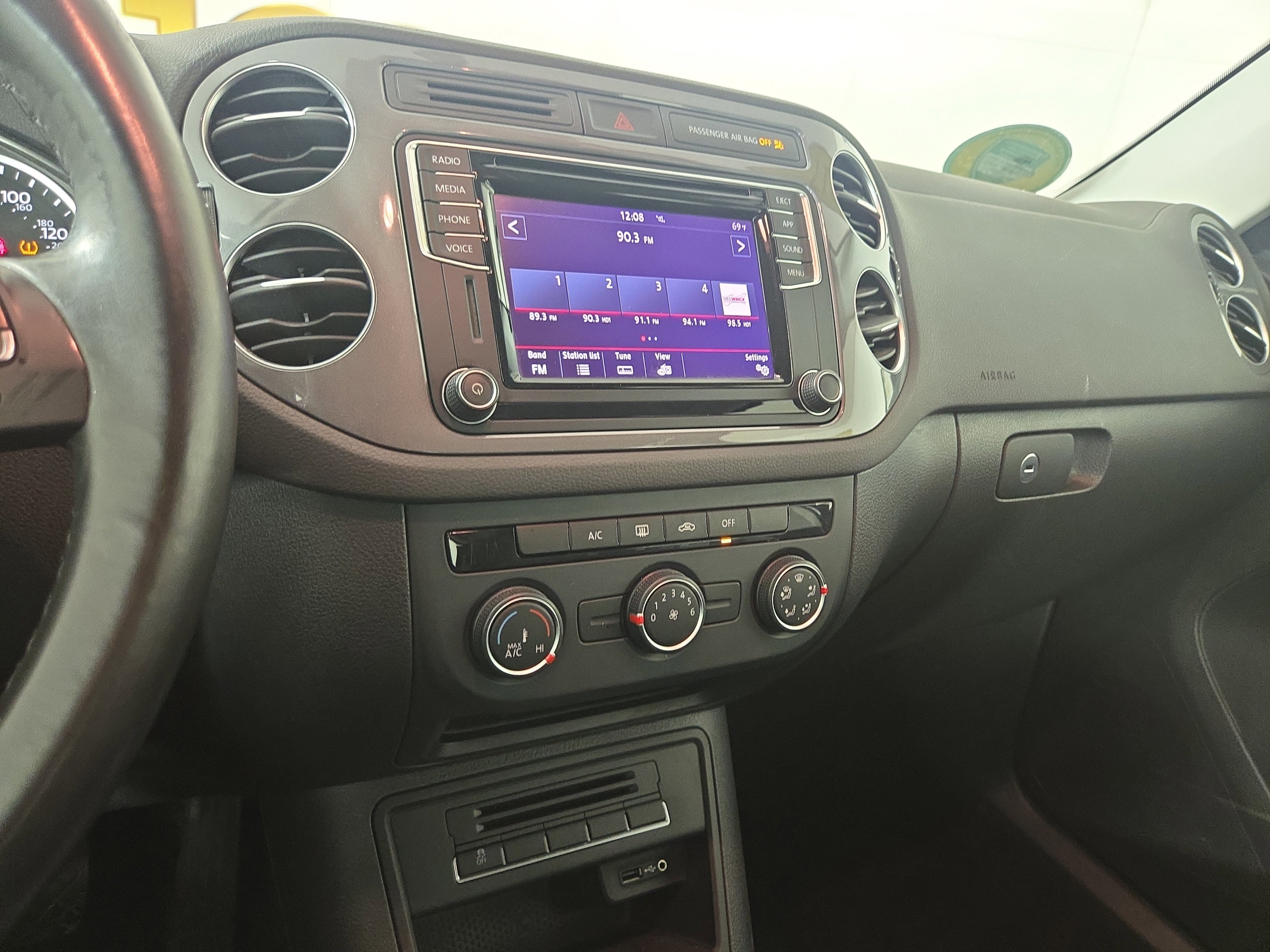 Used 2017 Volkswagen Tiguan Limited w/ Premium Package image 21