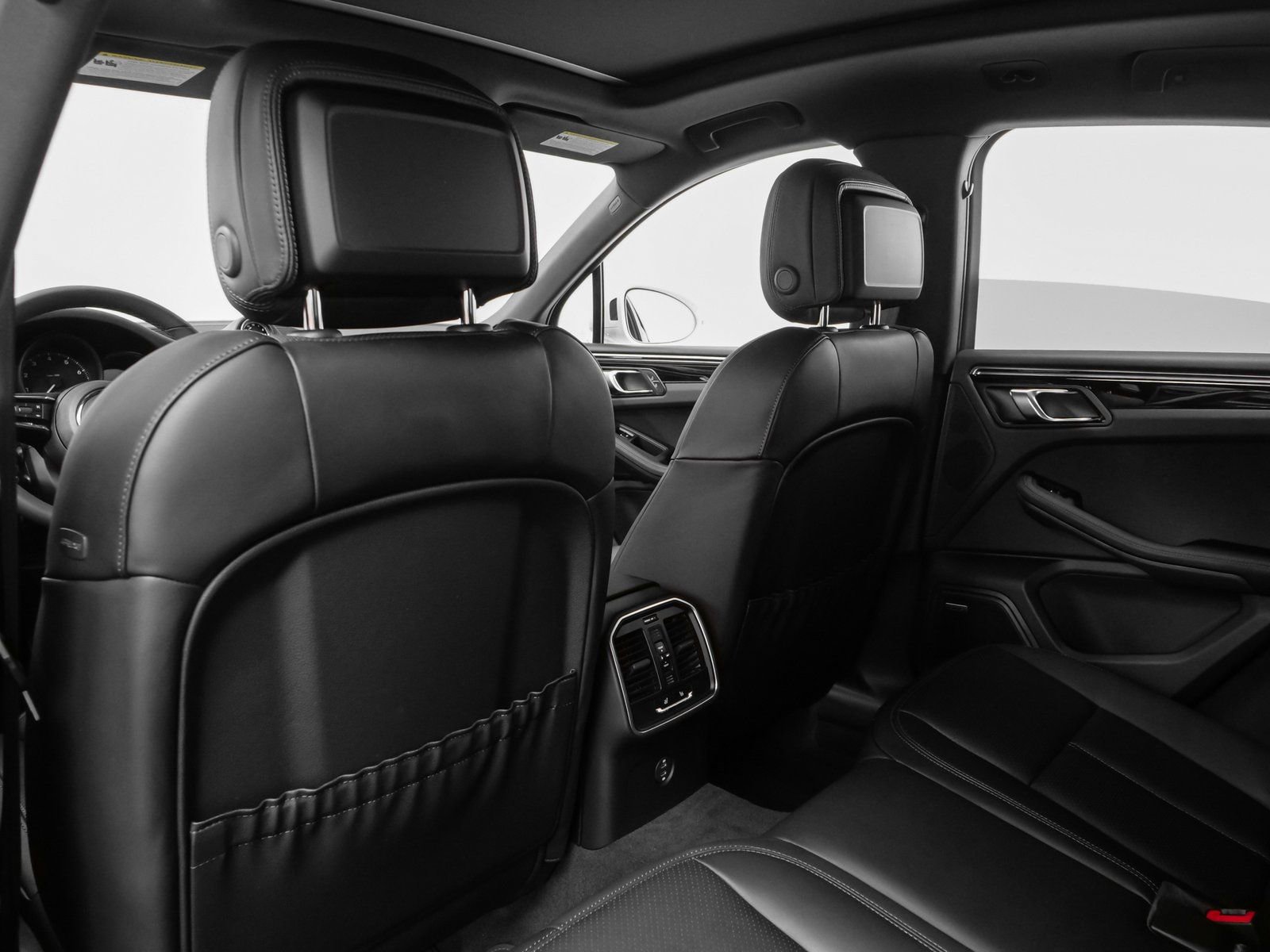 Certified 2025 Porsche Macan image 39