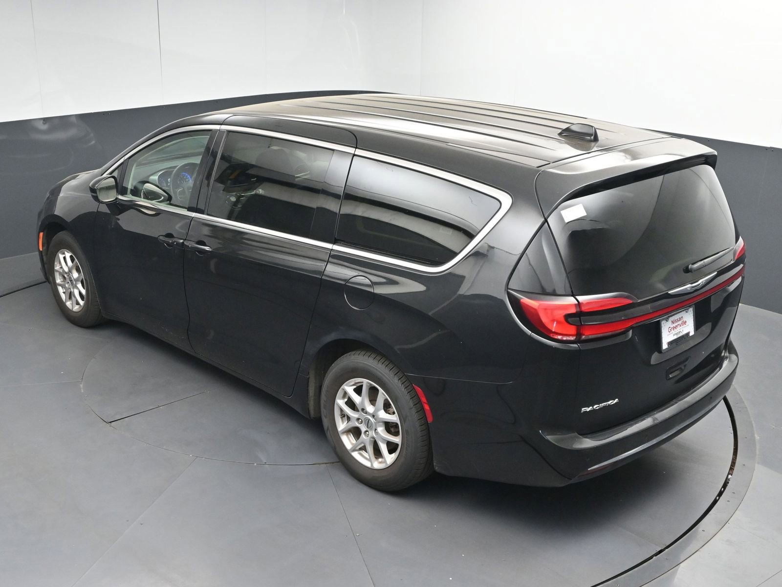Used 2023 Chrysler Pacifica Touring-L image 38