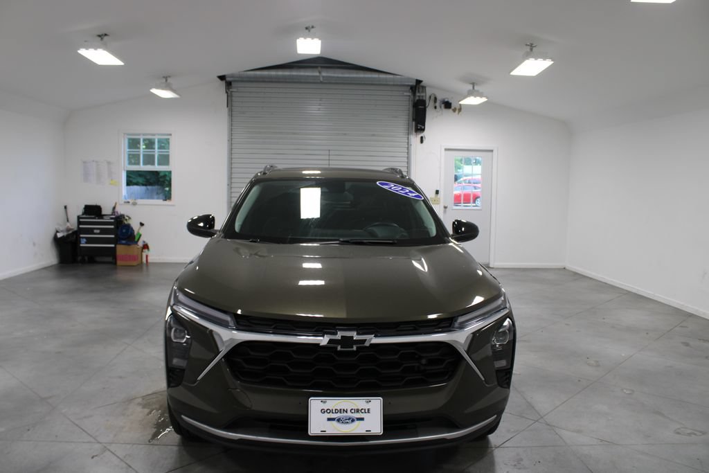 Used 2024 Chevrolet Trax ACTIV w/ Sunroof Package FWD image 3