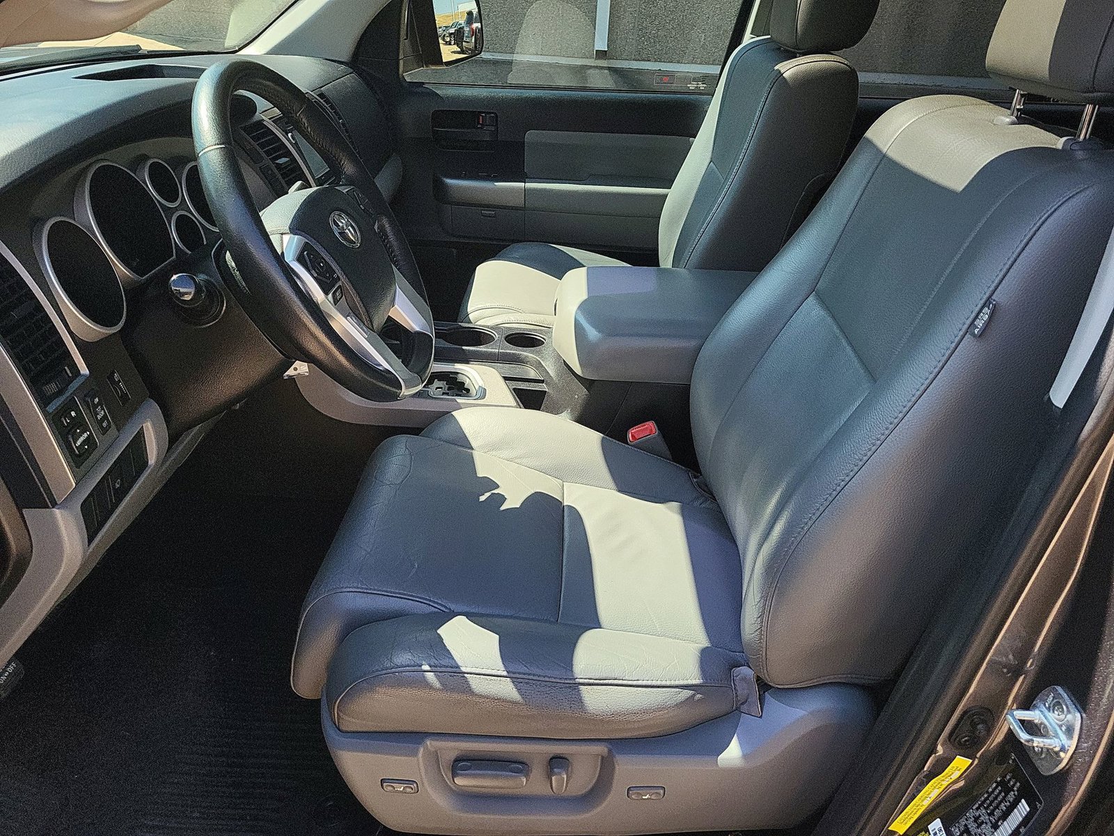 Used 2017 Toyota Sequoia SR5 w/ Premium Package RWD image 21