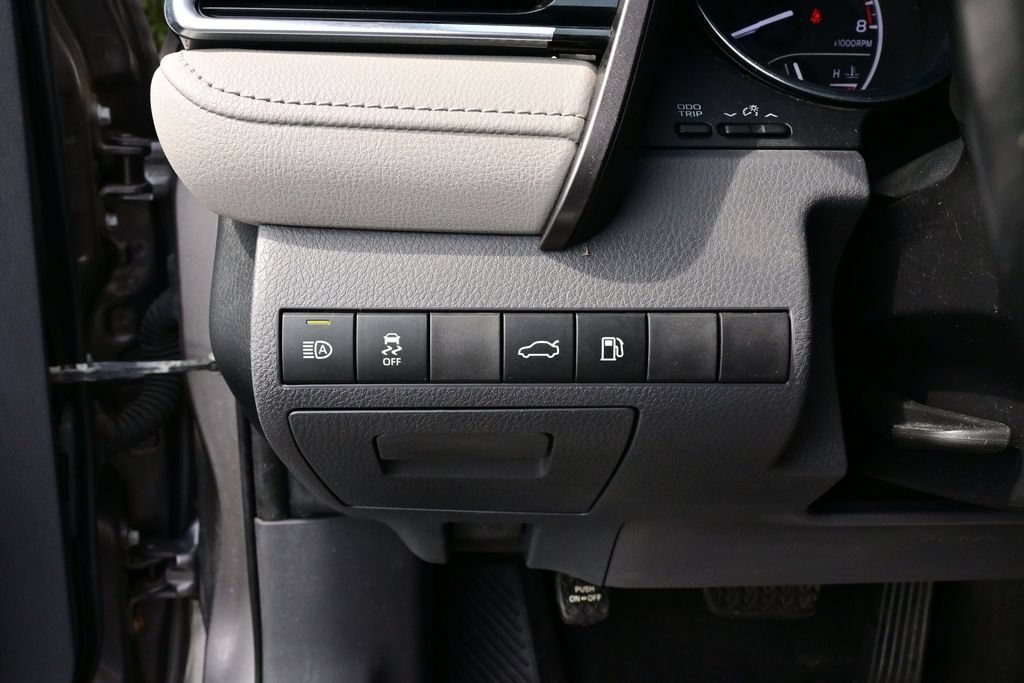 Used 2018 Toyota Camry SE w/ Moonroof Package FWD image 29