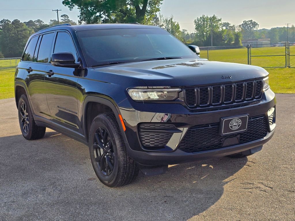 Used 2025 Jeep Grand Cherokee Altitude AWD/4WD image 7