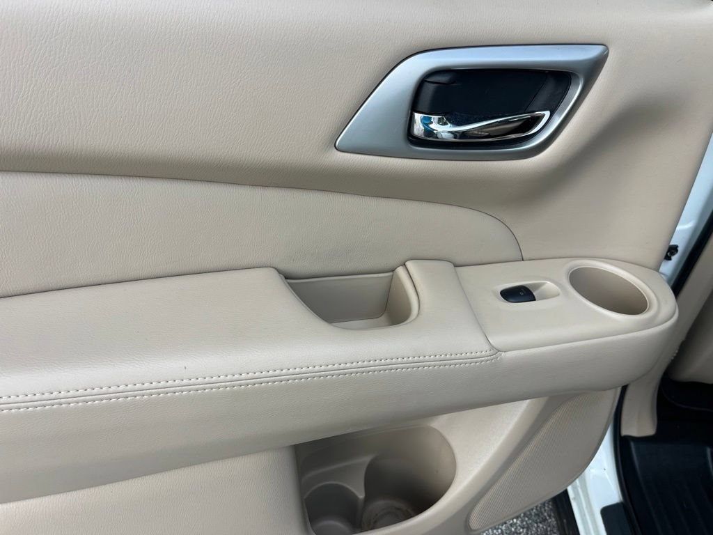 Used 2017 Nissan Pathfinder Platinum FWD image 38