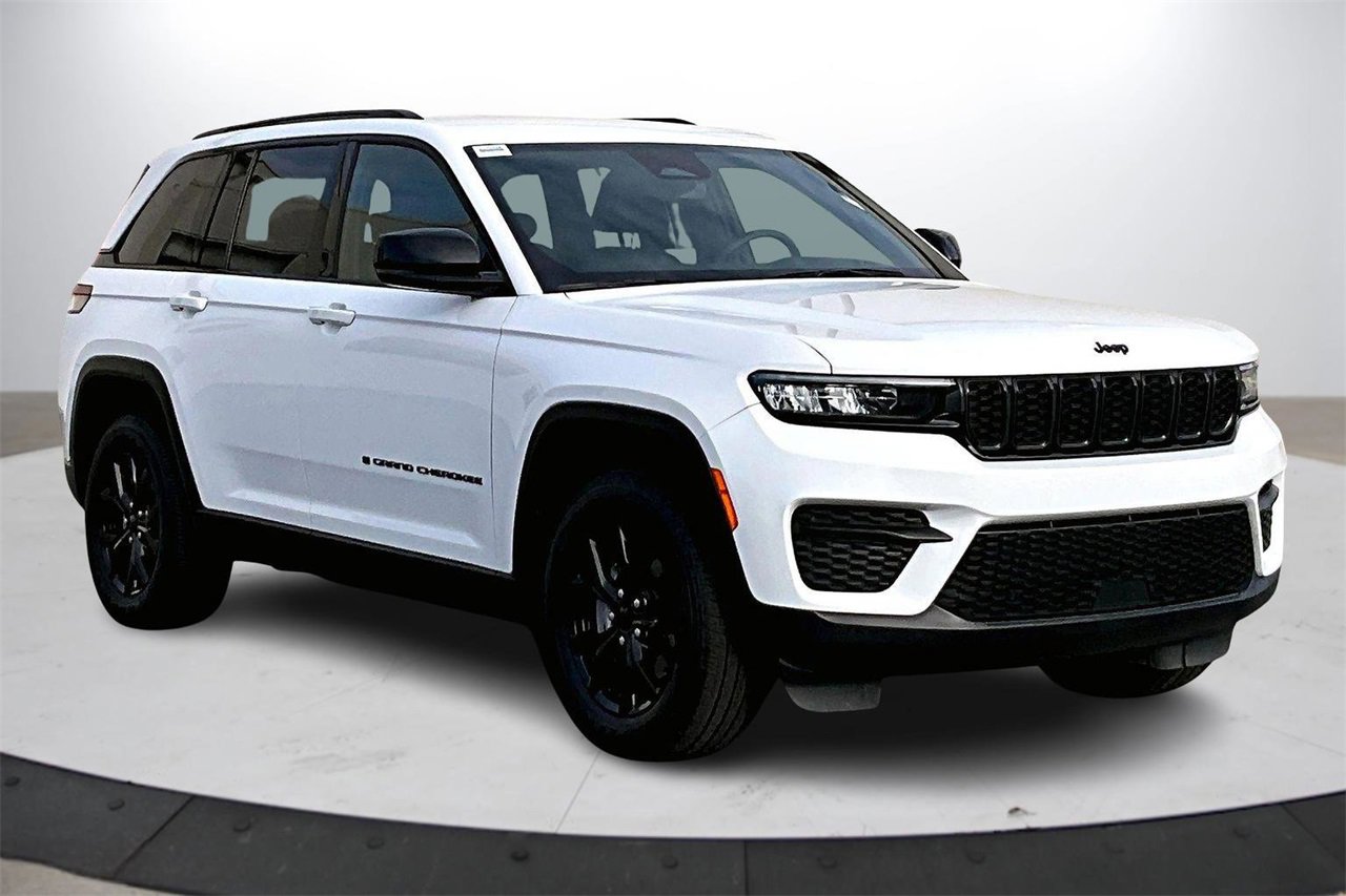 Used 2024 Jeep Grand Cherokee Altitude image 2