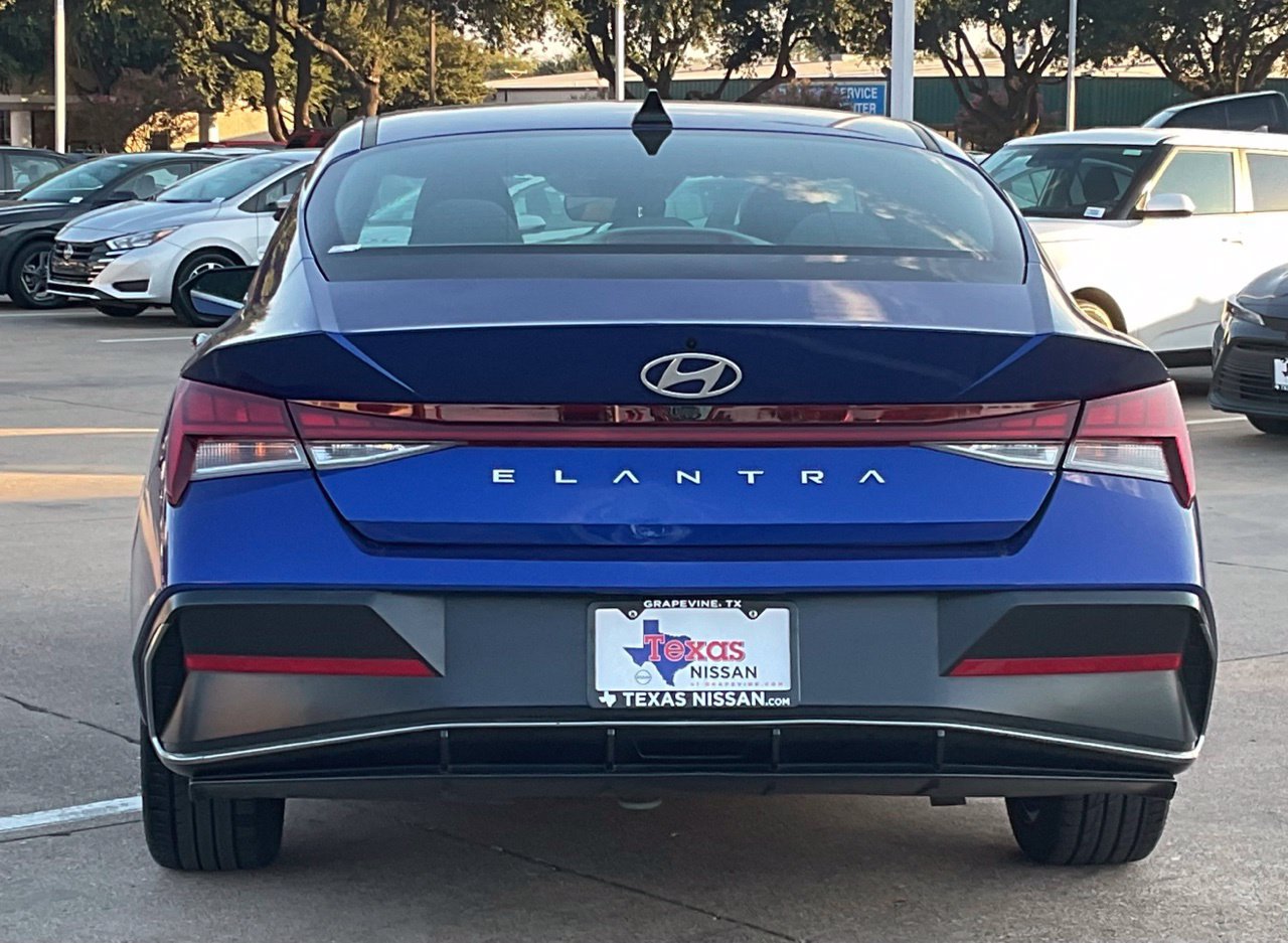 Used 2025 Hyundai Elantra SEL FWD image 5
