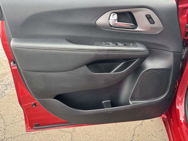 Used 2025 Chrysler Pacifica Select image 8