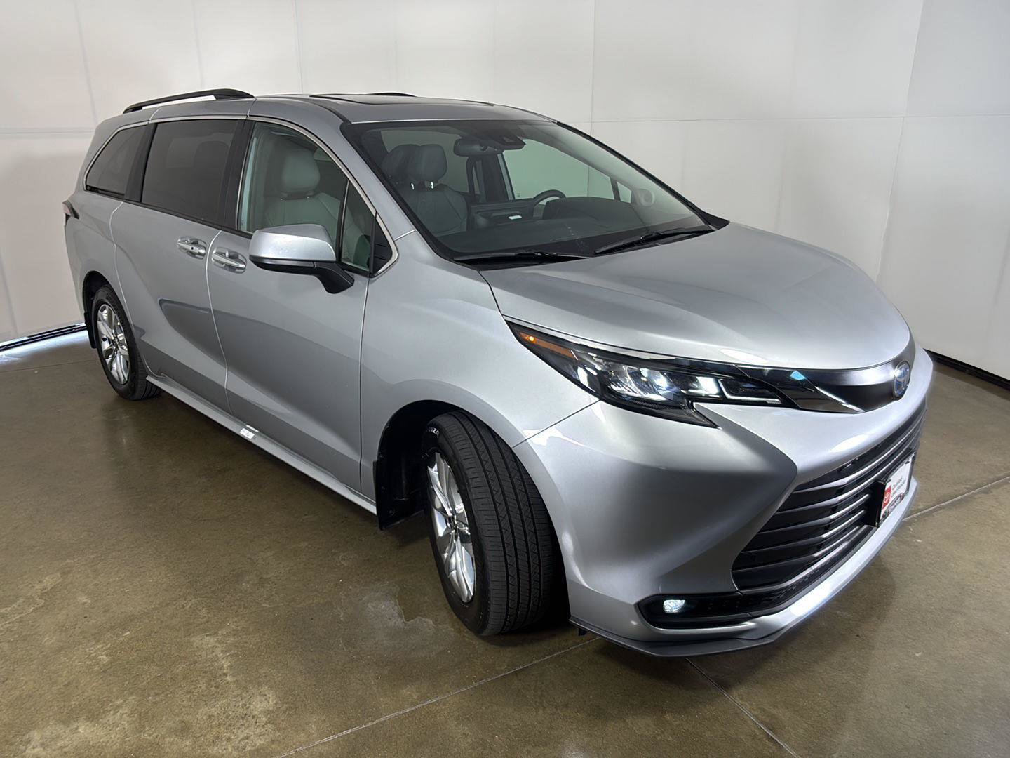 Used 2025 Toyota Sienna XLE w/ XLE Plus Package FWD image 8