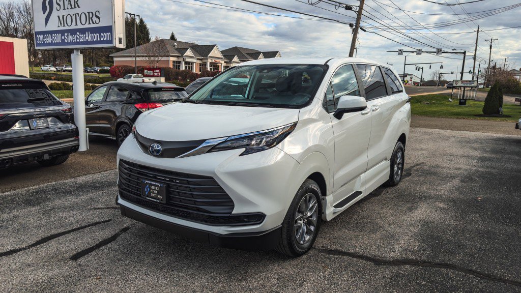 Used 2024 Toyota Sienna LE image 4