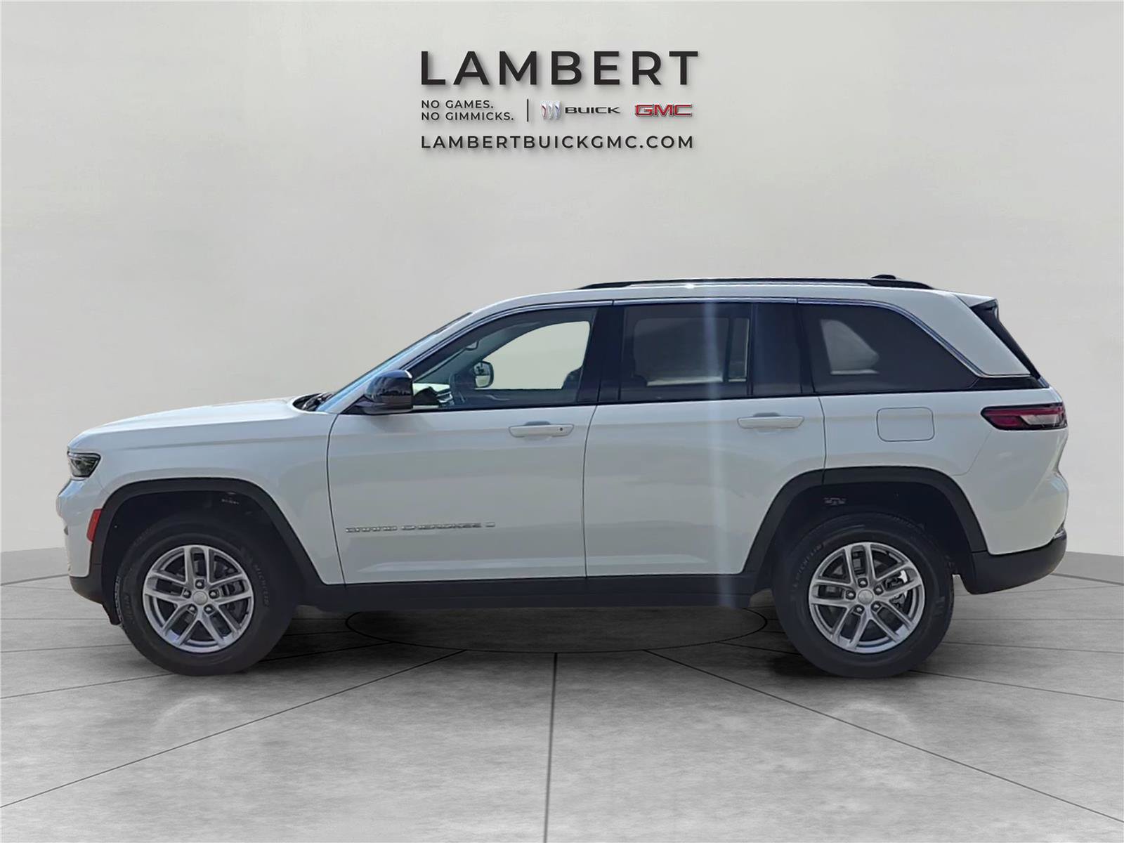 Used 2023 Jeep Grand Cherokee Laredo w/ Luxury Tech Group I AWD/4WD image 2