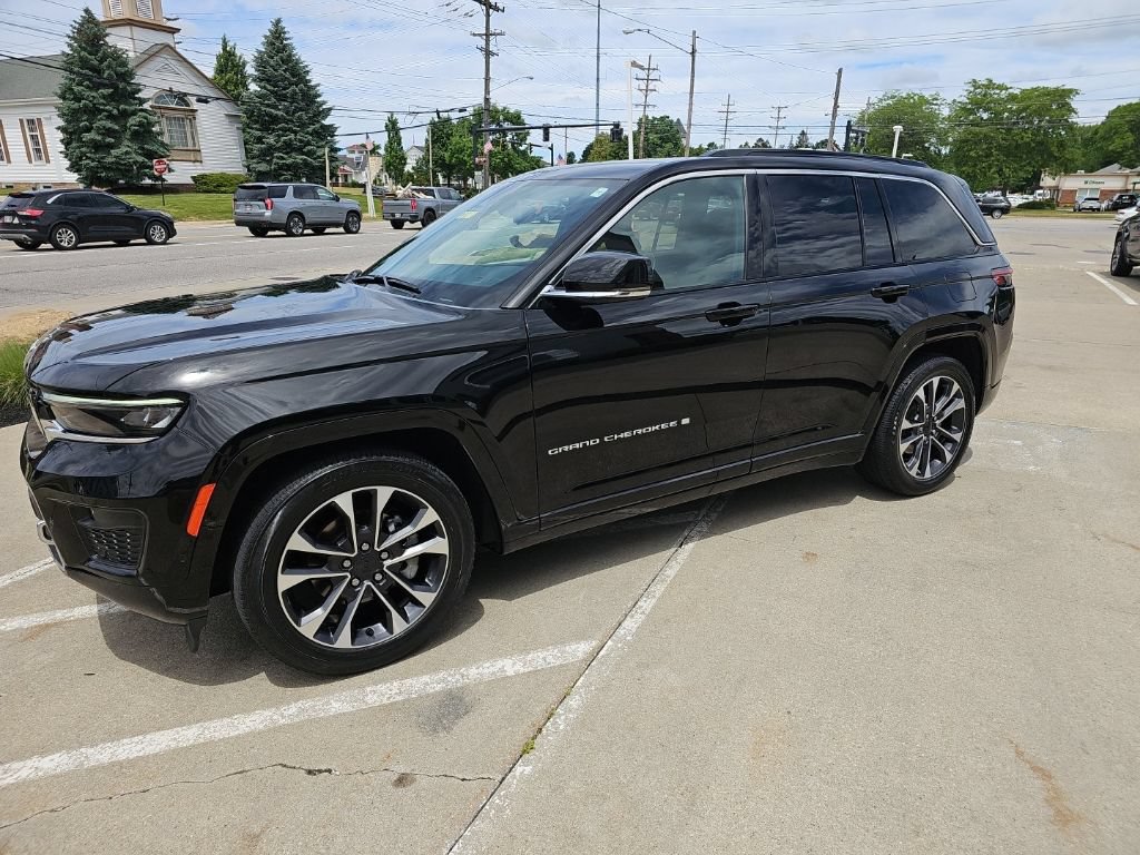 Certified 2024 Jeep Grand Cherokee Overland w/ Luxury Tech Group IV AWD/4WD image 8