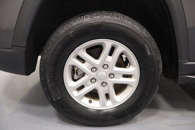 Used 2023 Jeep Grand Cherokee Laredo image 27