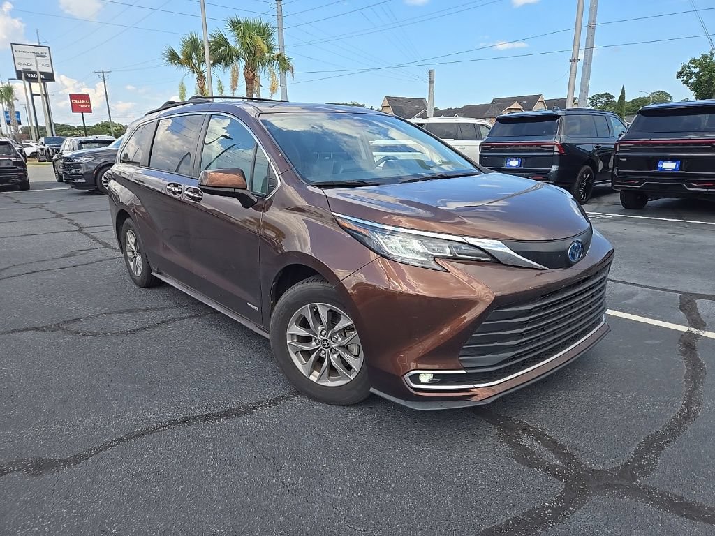 Used 2021 Toyota Sienna XLE AWD/4WD image 1