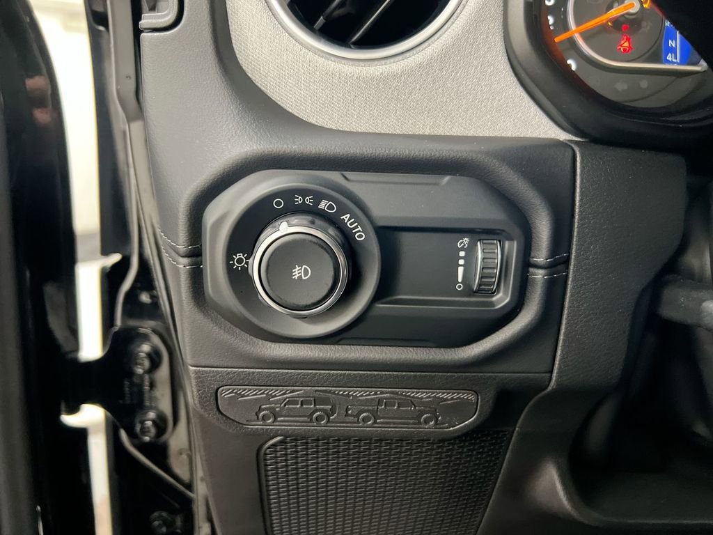 Used 2025 Jeep Wrangler Sahara image 18