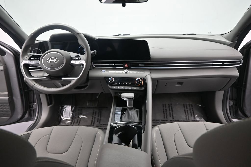 Used 2025 Hyundai Elantra SEL FWD image 14