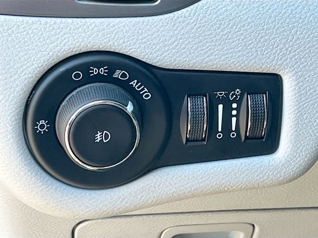 Used 2021 Jeep Cherokee Latitude Plus FWD image 10