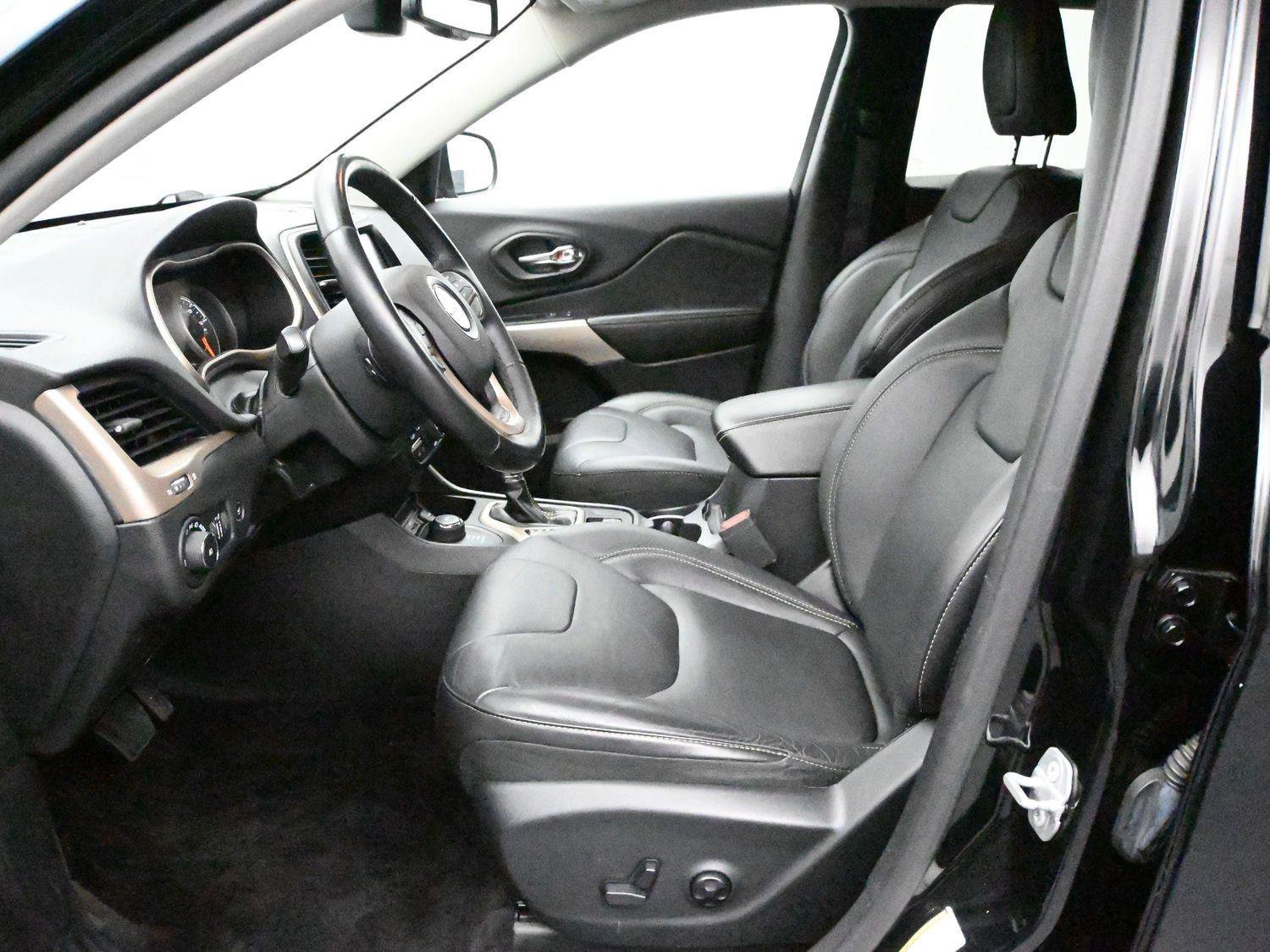 Used 2018 Jeep Cherokee Limited image 7