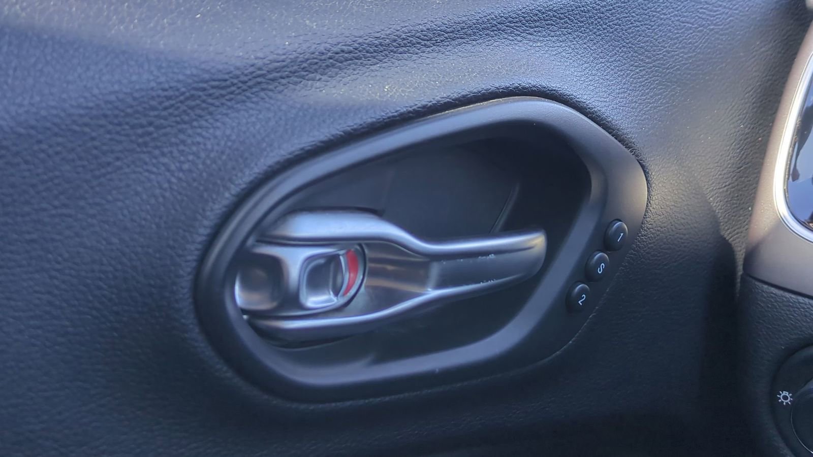 Used 2020 Jeep Cherokee Limited image 24