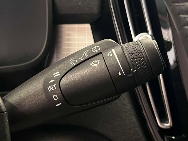 Used 2020 Volvo XC40 T4 Momentum image 24