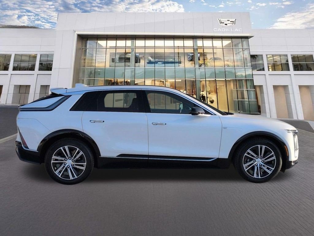 Certified 2024 Cadillac Lyriq Luxury AWD/4WD image 4
