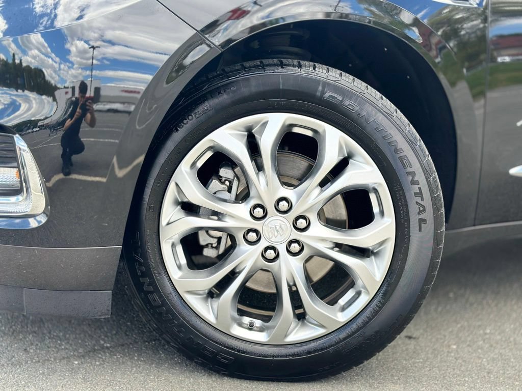 Used 2018 Buick Enclave Avenir w/ Avenir Technology Package AWD/4WD image 2