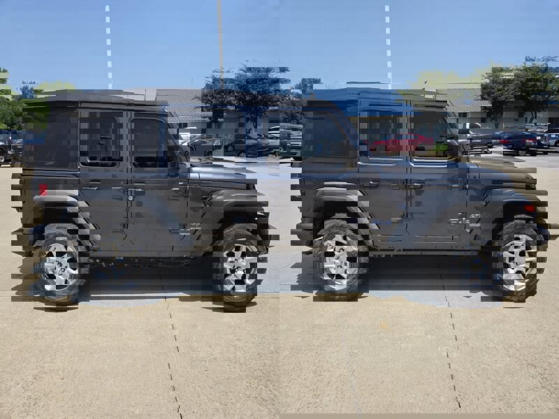 Used 2018 Jeep Wrangler Unlimited Sport image 2