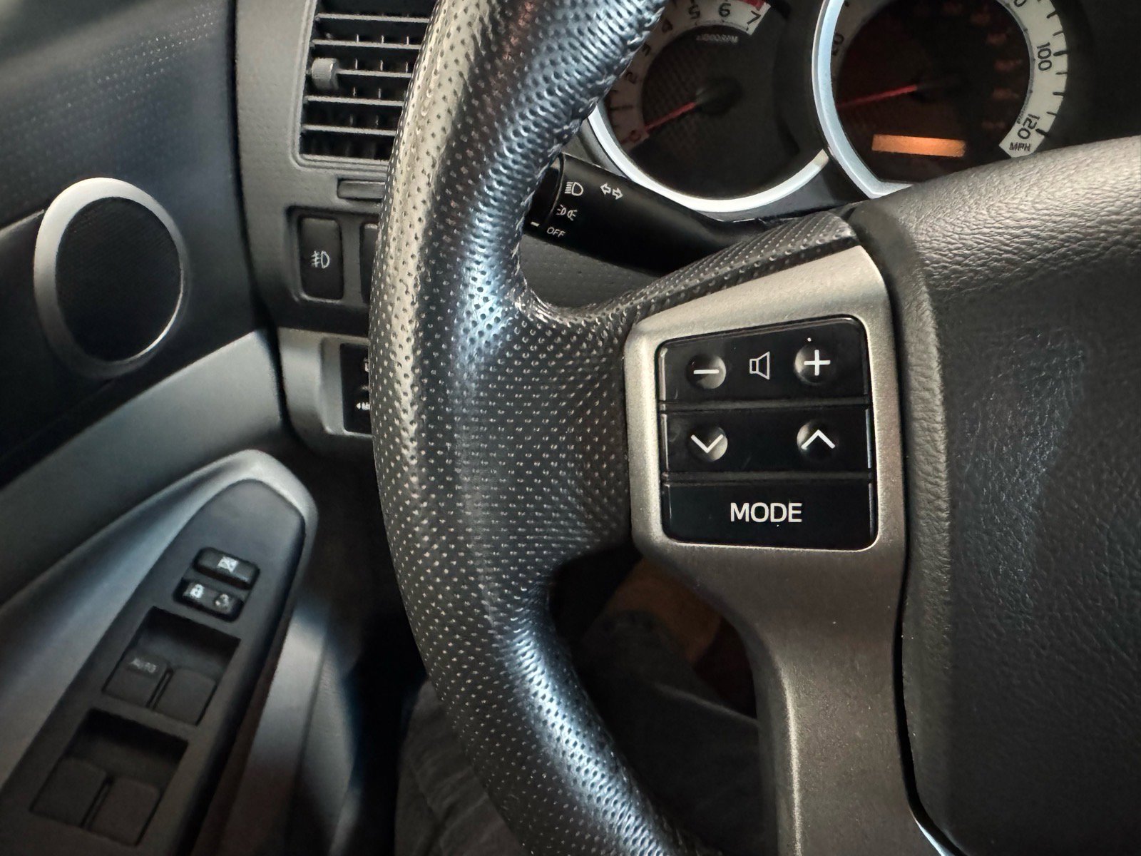 Used 2012 Toyota Tacoma 4x4 Double Cab w/ SR5 Pkg image 18