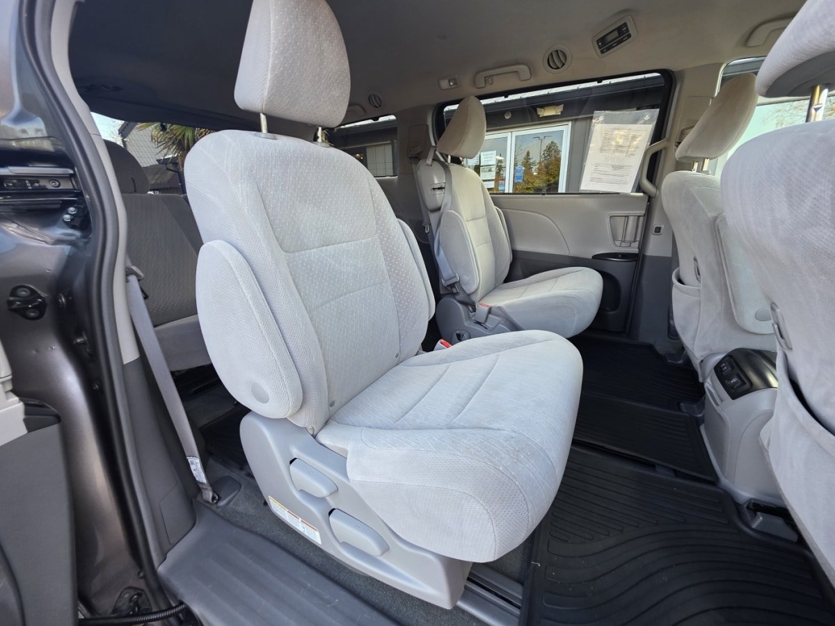 Used 2018 Toyota Sienna LE FWD image 9