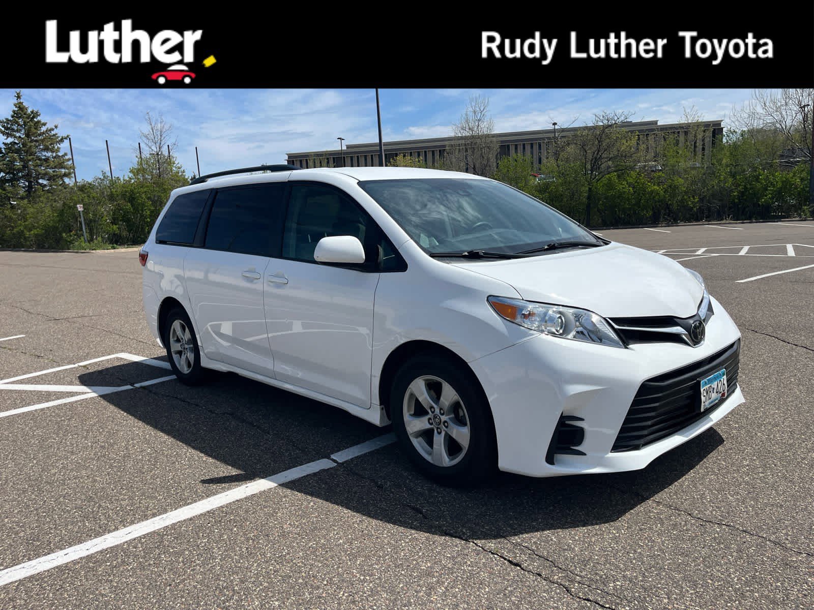 Used 2018 Toyota Sienna LE w/ Carpet Mat Package FWD image 1