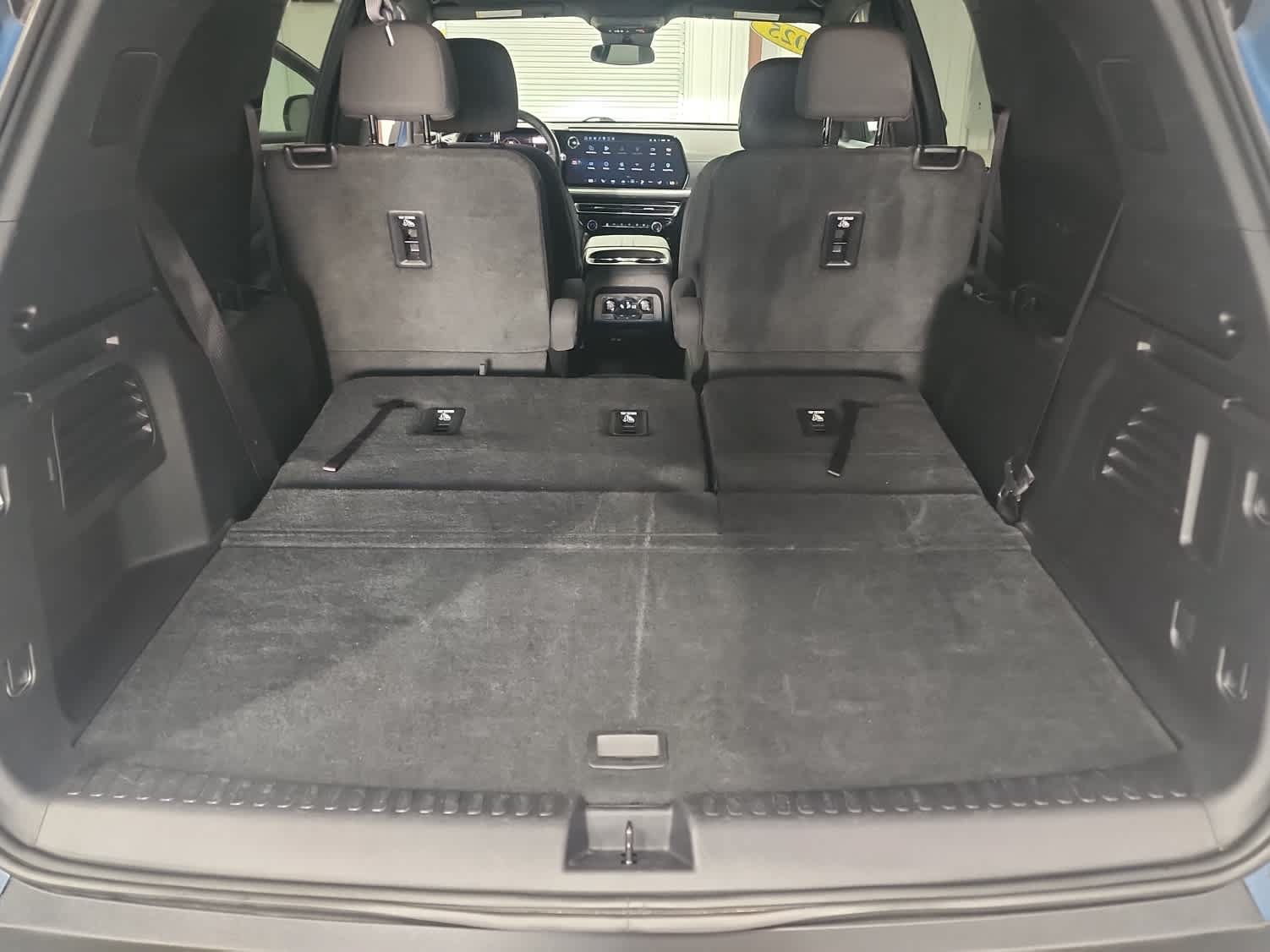 Used 2025 Chevrolet Traverse LT FWD image 34