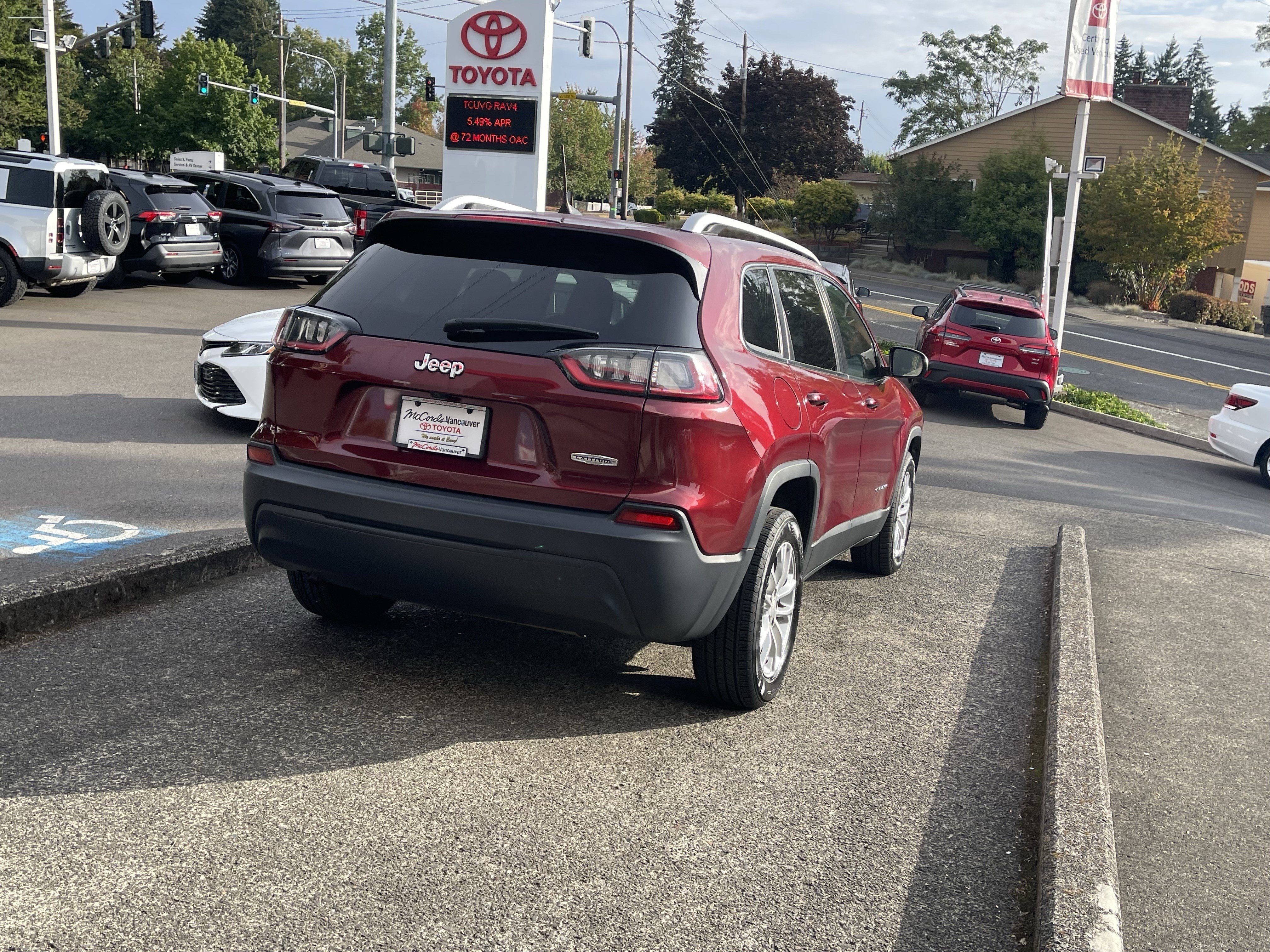 Used 2019 Jeep Cherokee Latitude w/ Popular Appearance Group FWD image 6