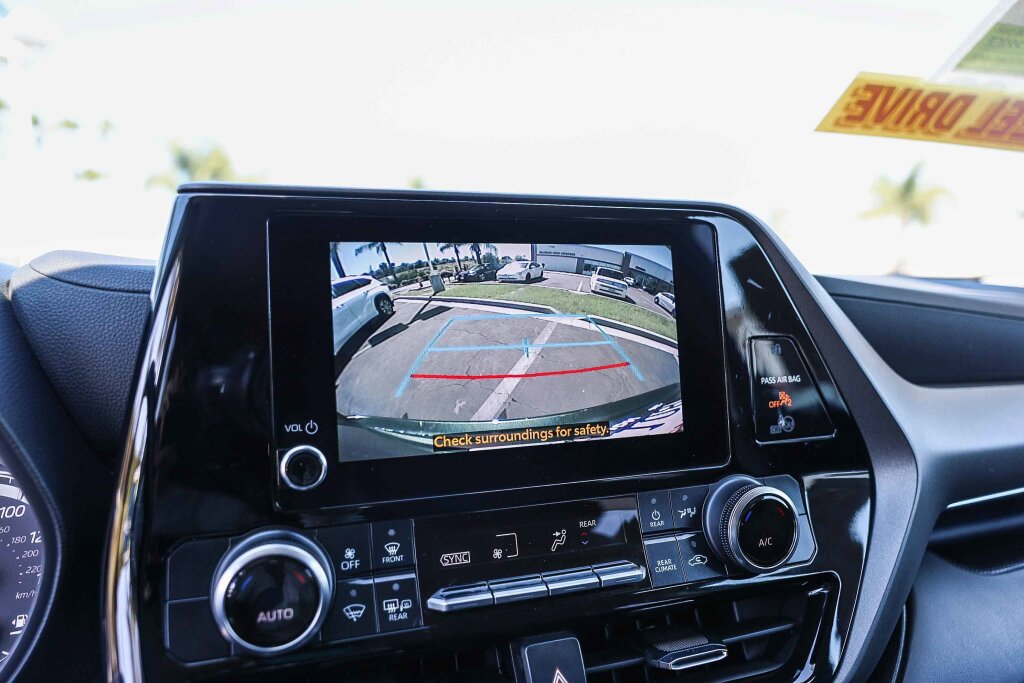 Used 2023 Toyota Highlander LE image 15