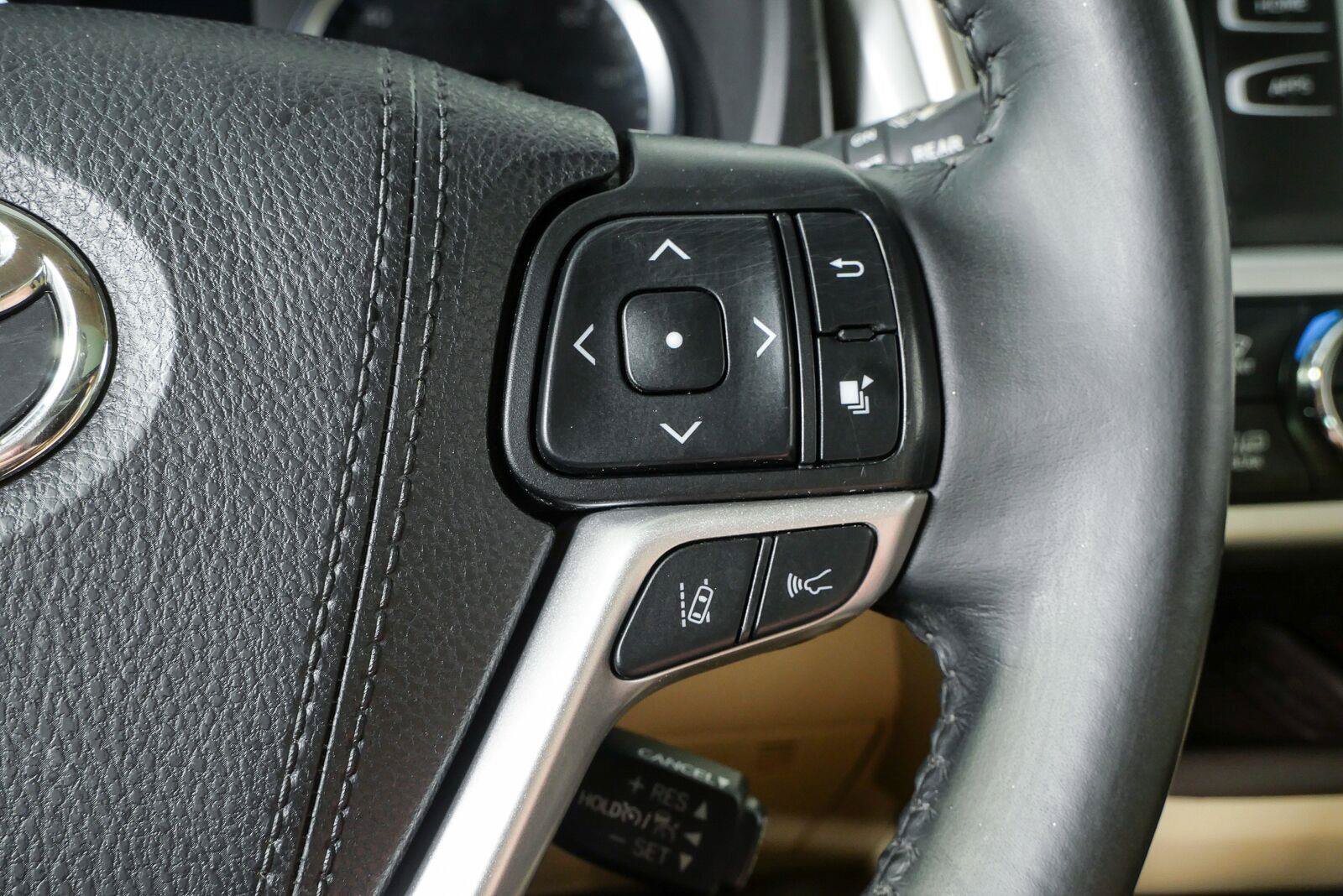 Used 2019 Toyota Highlander XLE AWD/4WD image 11