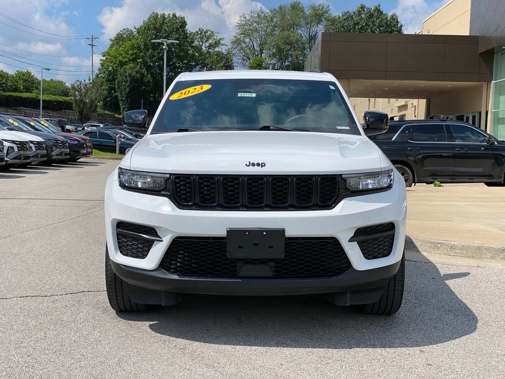 Used 2023 Jeep Grand Cherokee Altitude AWD/4WD image 2