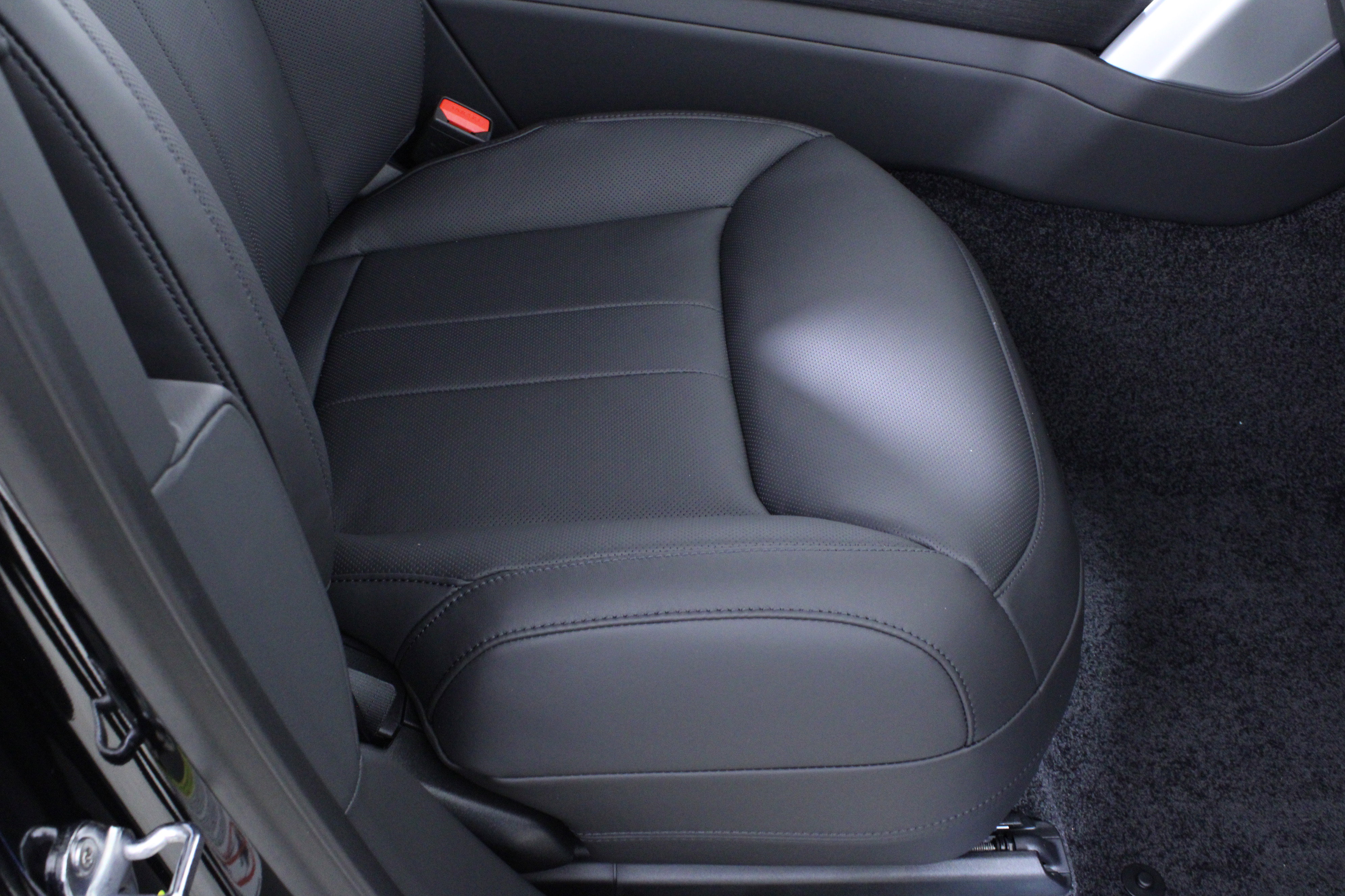 New 2026 Land Rover Range Rover Long Wheelbase SE image 13