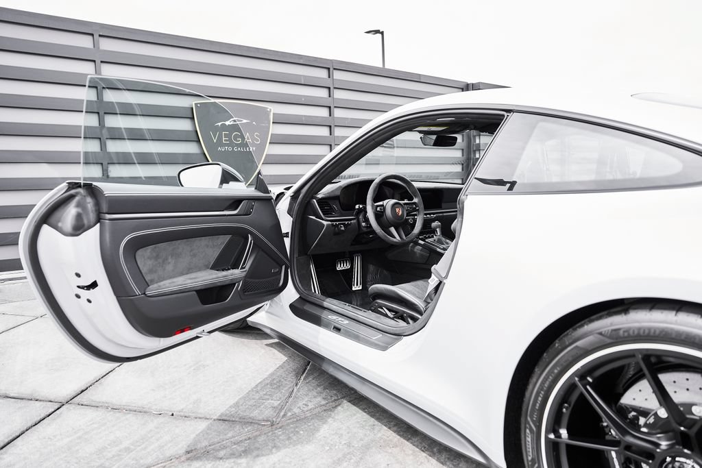 Used 2026 Porsche 911 GT3 w/ Weissach Package RWD image 33