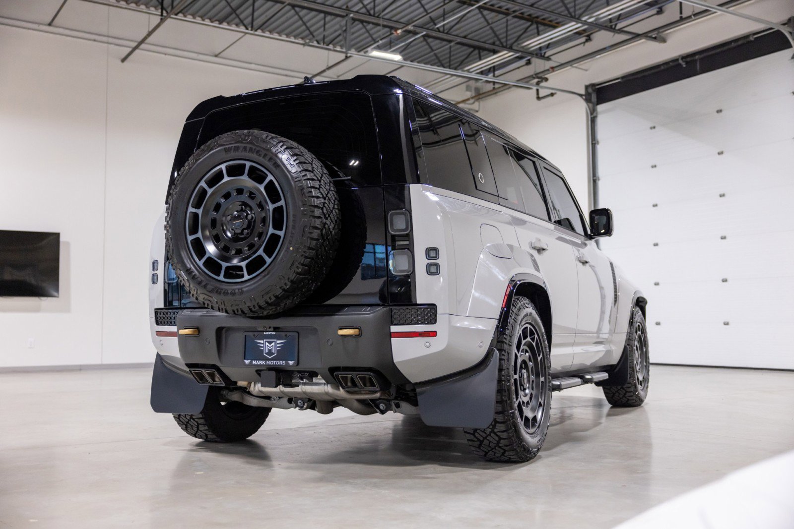 Used 2026 Land Rover Defender 110 OCTA image 4