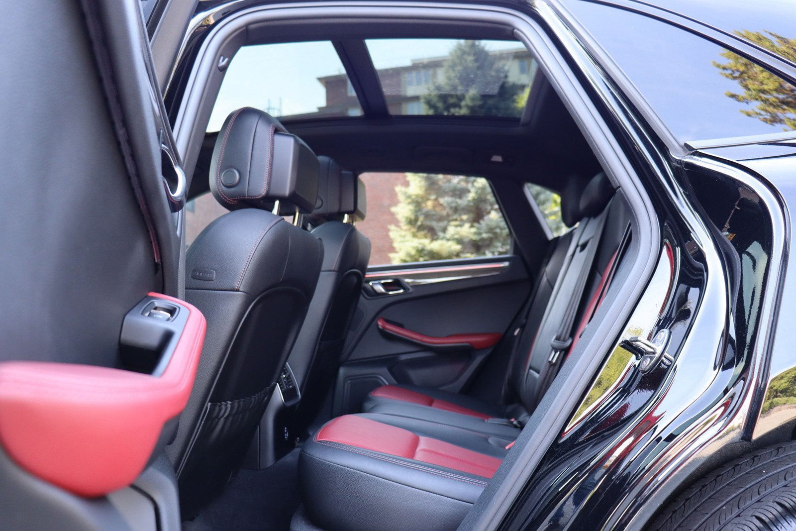 Used 2023 Porsche Macan Turbo AWD/4WD image 15