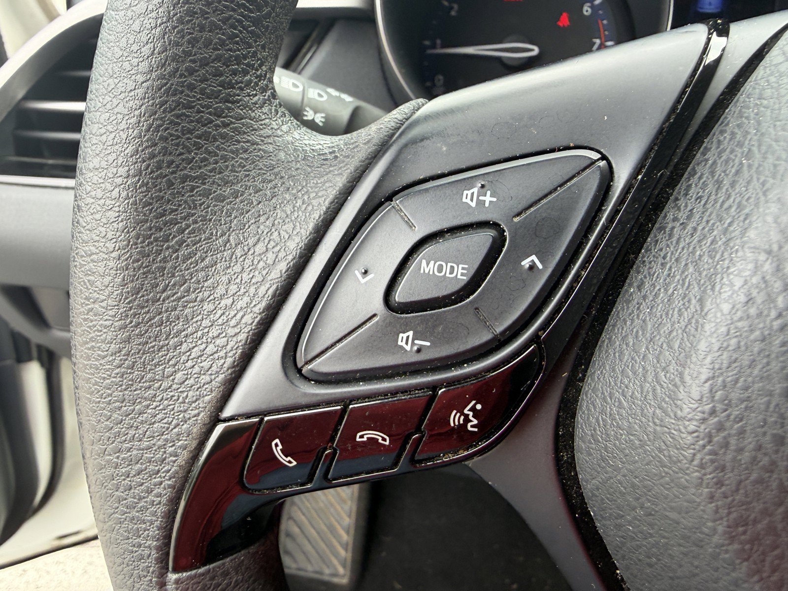 Used 2020 Toyota C-HR LE FWD image 15