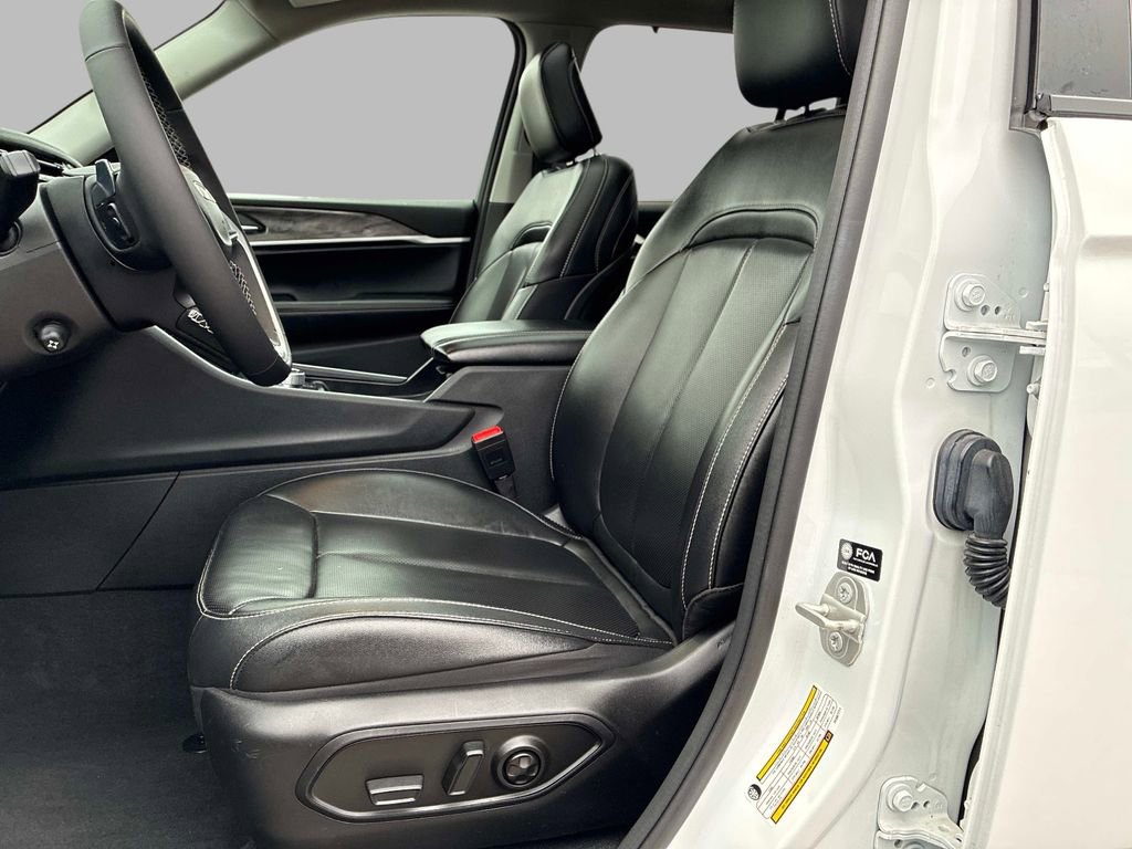 Certified 2023 Jeep Grand Cherokee 4WD 4xe w/ Luxury Tech Group II image 23