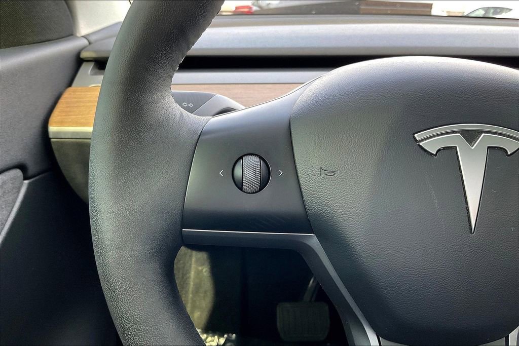 Used 2022 Tesla Model Y Long Range image 11