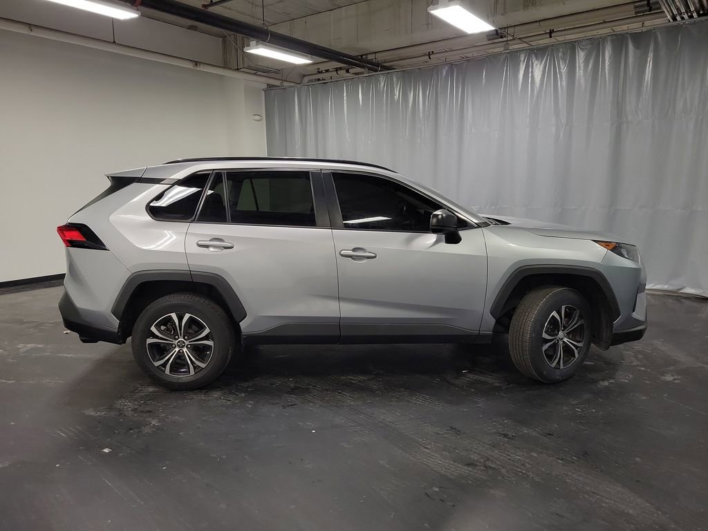 Used 2021 Toyota RAV4 LE image 9