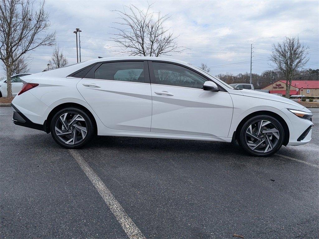 Certified 2025 Hyundai Elantra Limited image 3