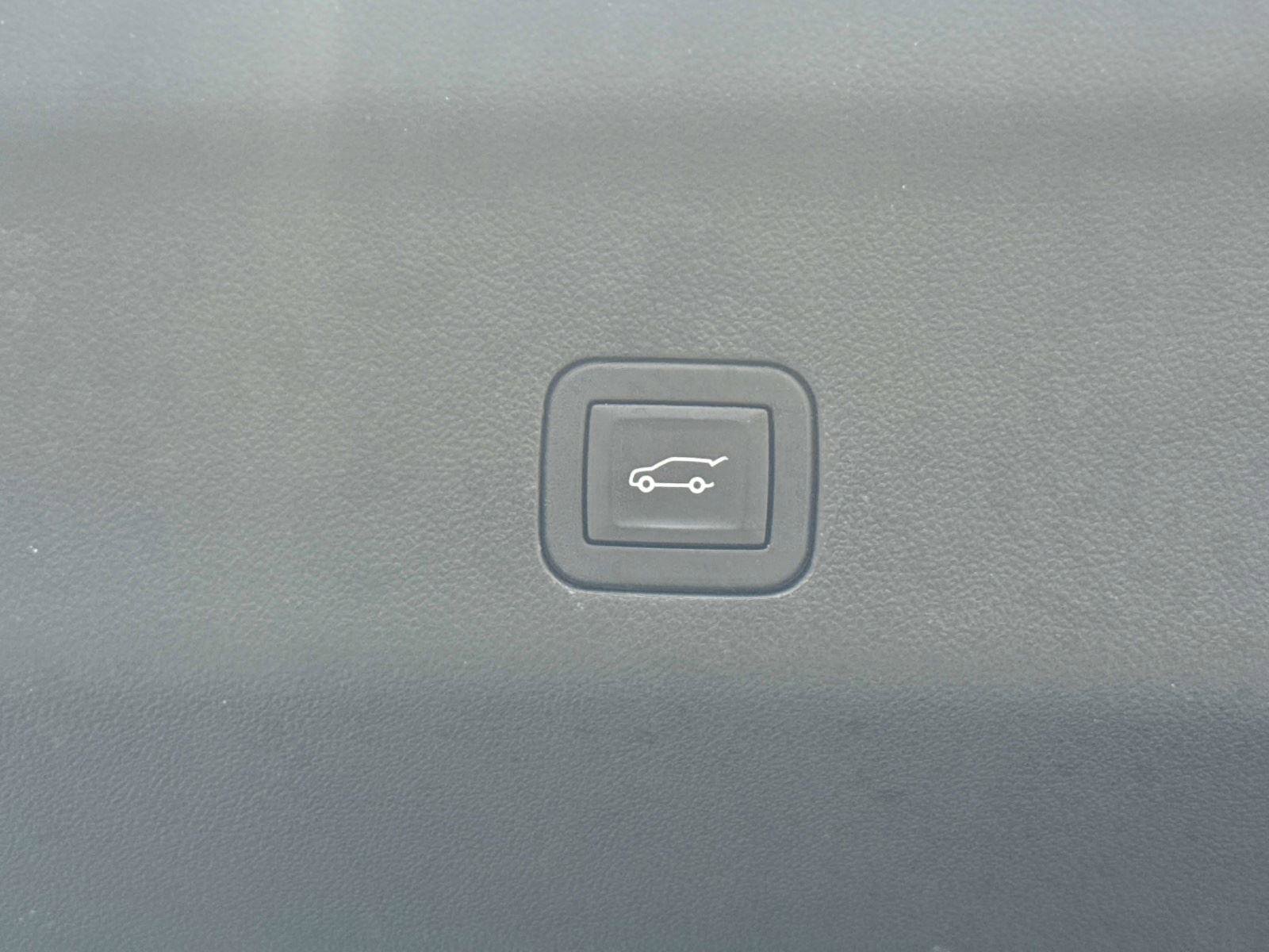 Used 2025 GMC Yukon Denali RWD image 13