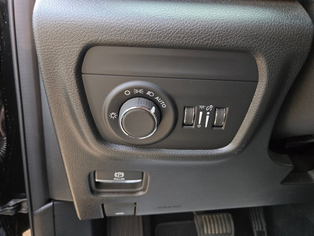 Used 2024 Jeep Grand Cherokee Laredo X w/ Luxury Tech Group I AWD/4WD image 16